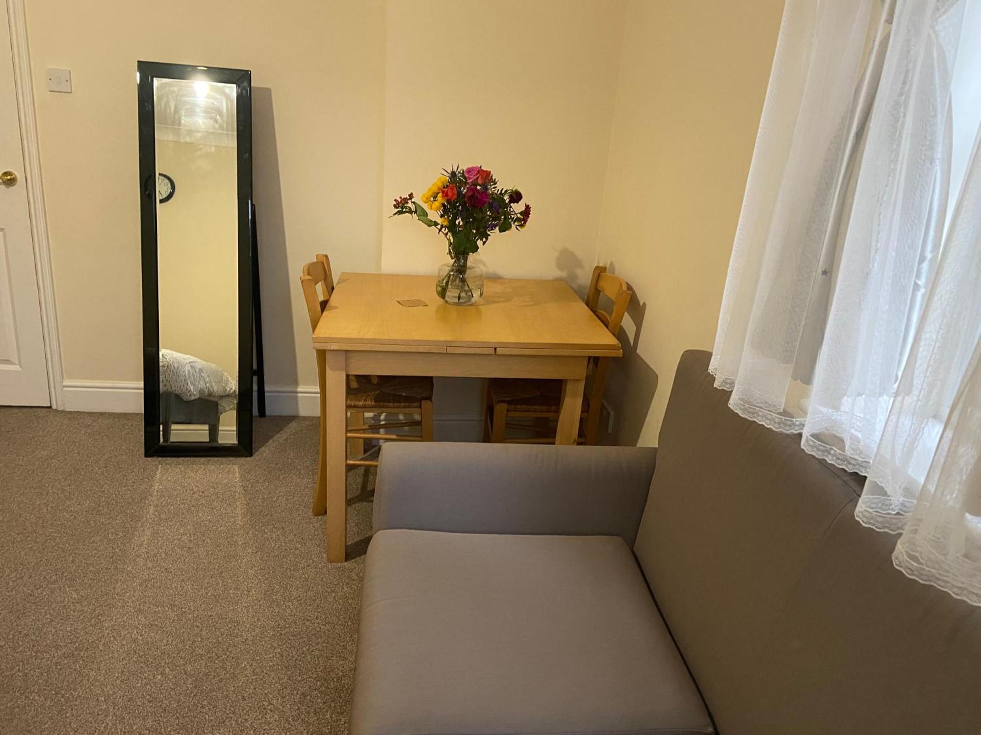 Large Double Bed And Bathroom オックスフォード エクステリア 写真